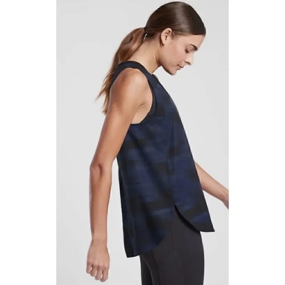 ATHLETA ZEPHYR PRINT TANK IN BLURRED CAMO NAVY SIZE XS NWOT